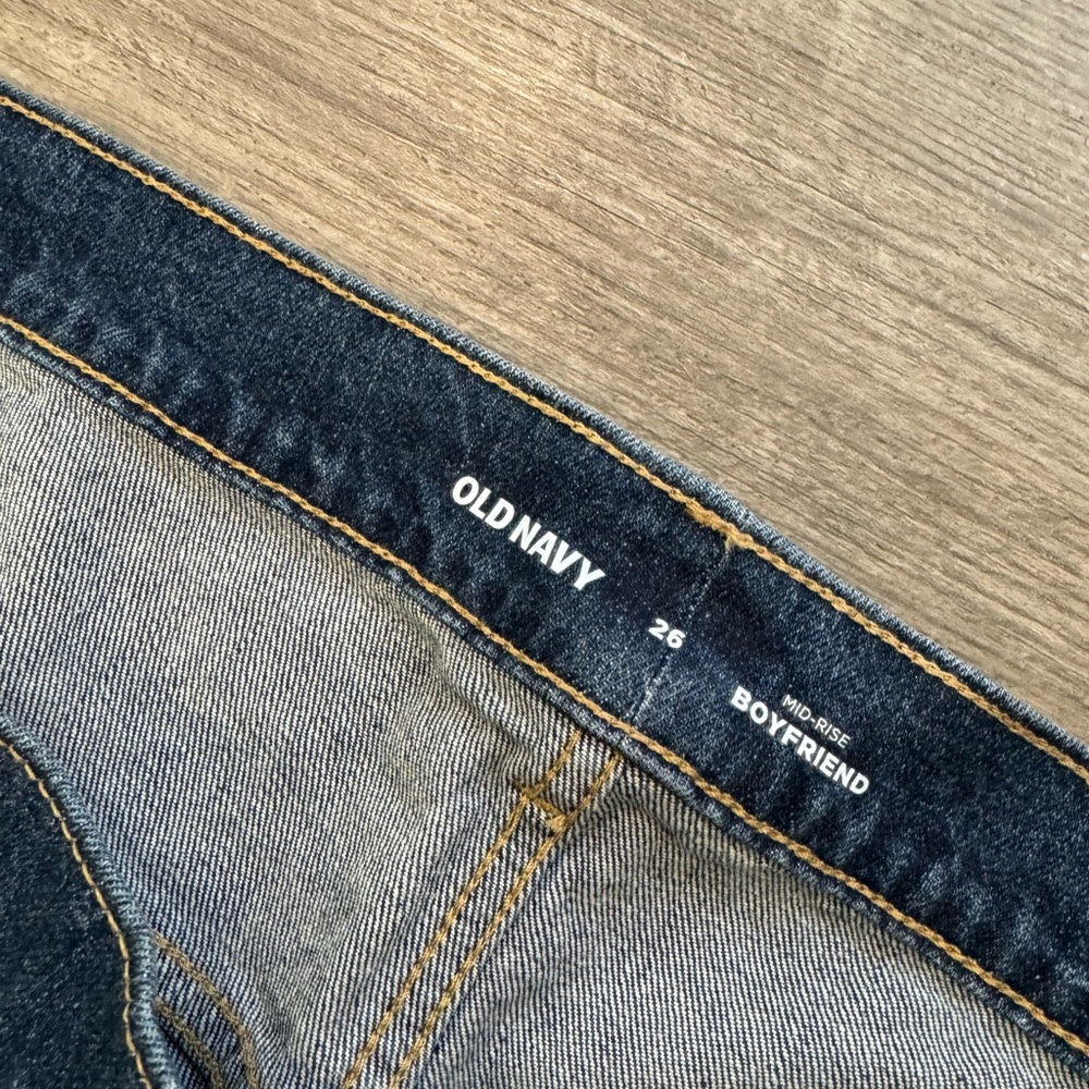 BUNDLE 2 ITEMS FOR $8✨

OLD NAVY mid-rise boyfriend jeans ✨ - Picture 8 of 11